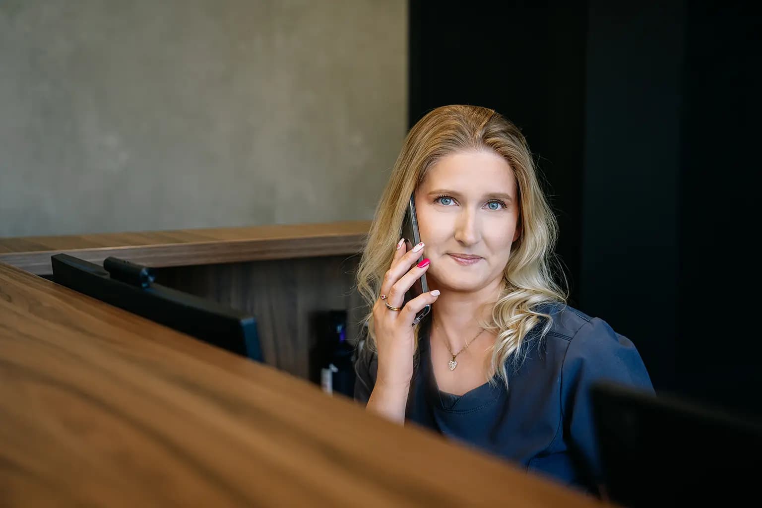 Recepcja MG Stomatologia w Pile podczas rozmowy telefonicznej